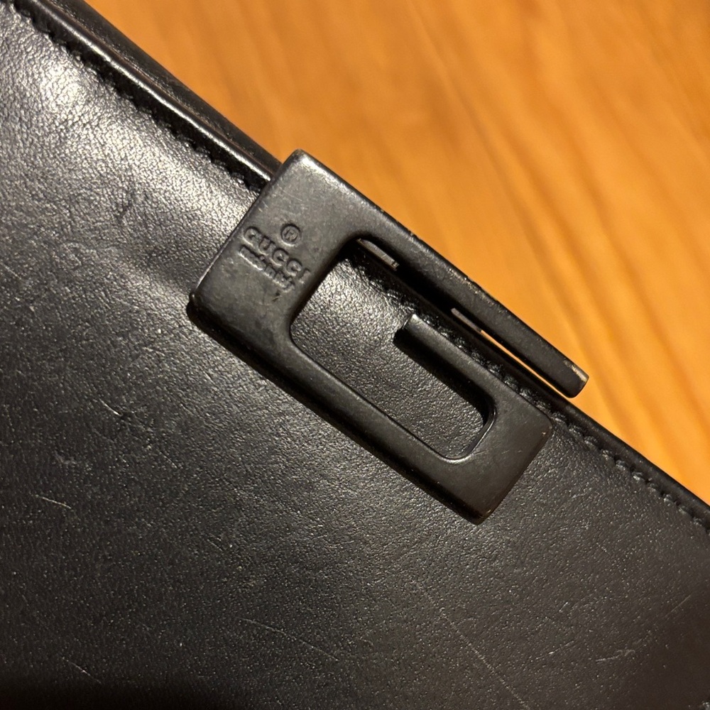 Authentic GUCCI Black Leather Wallet with Metal Clasp - Picture 3 of 8